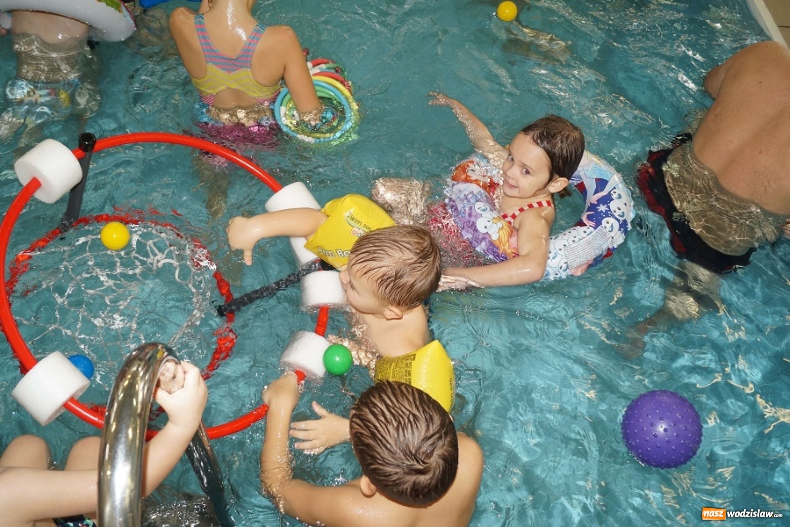 Zdjęcie w galerii na portalu naszwodzislaw.com: Mikołaj na mokro w Połomi wiadomości z regionu