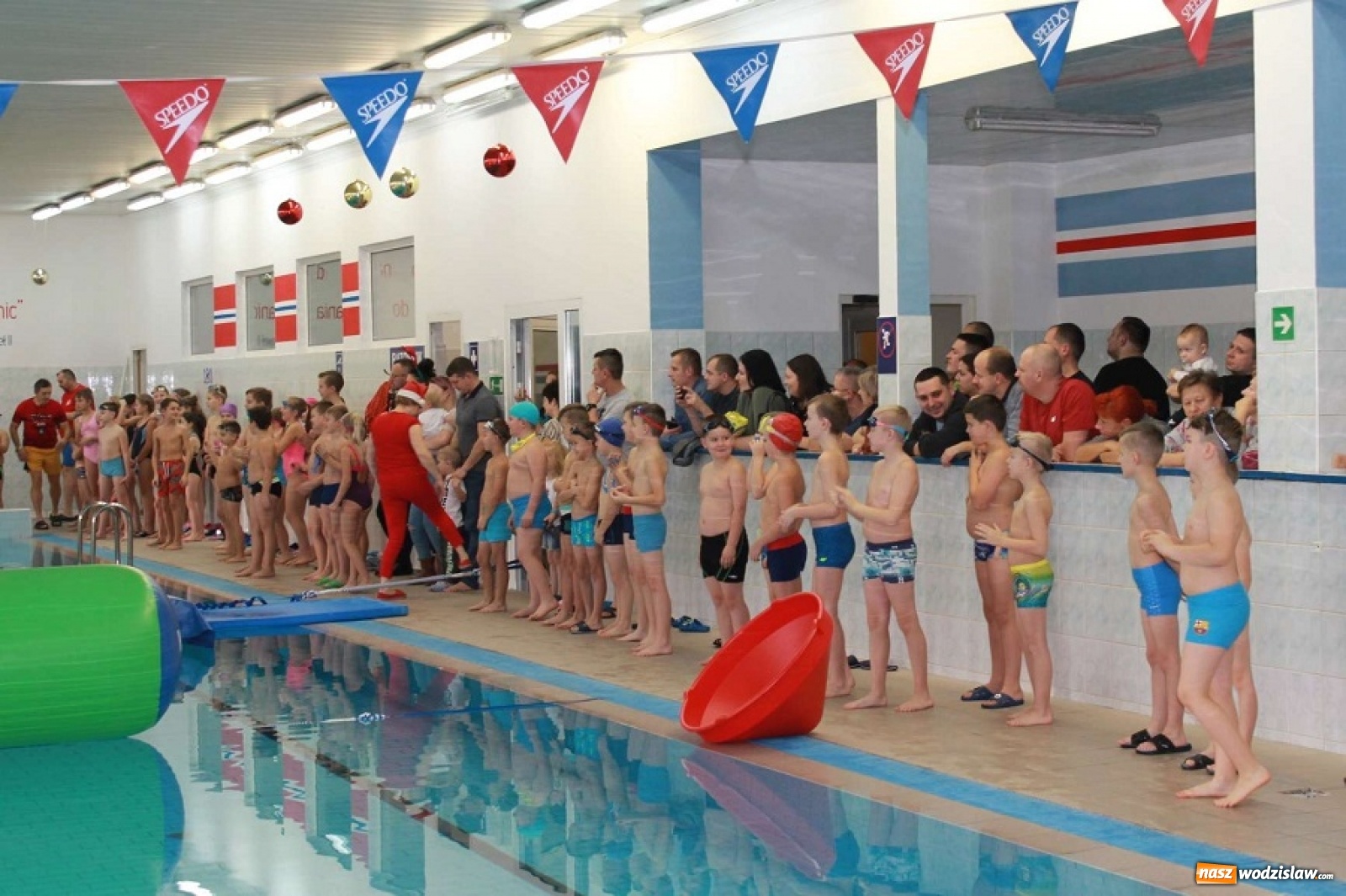 Zdjęcie w galerii na portalu naszwodzislaw.com: Mikołaj na mokro w Połomi wiadomości z regionu