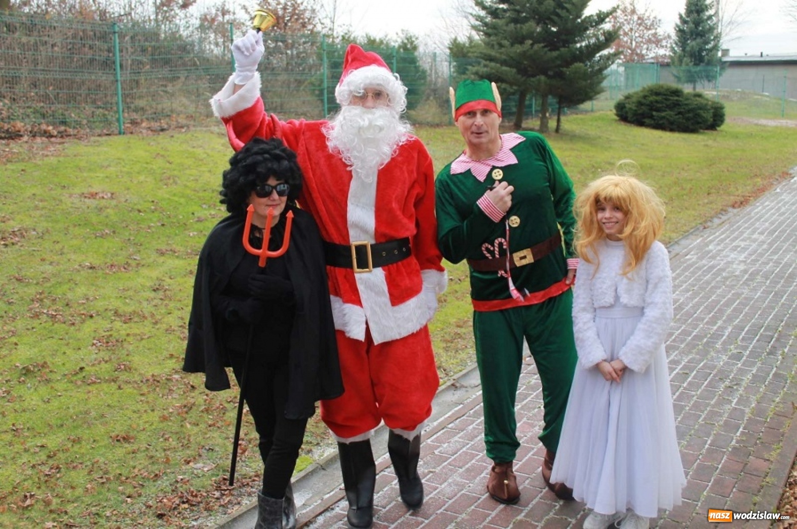 Zdjęcie w galerii na portalu naszwodzislaw.com: Mikołaj na mokro w Połomi wiadomości z regionu