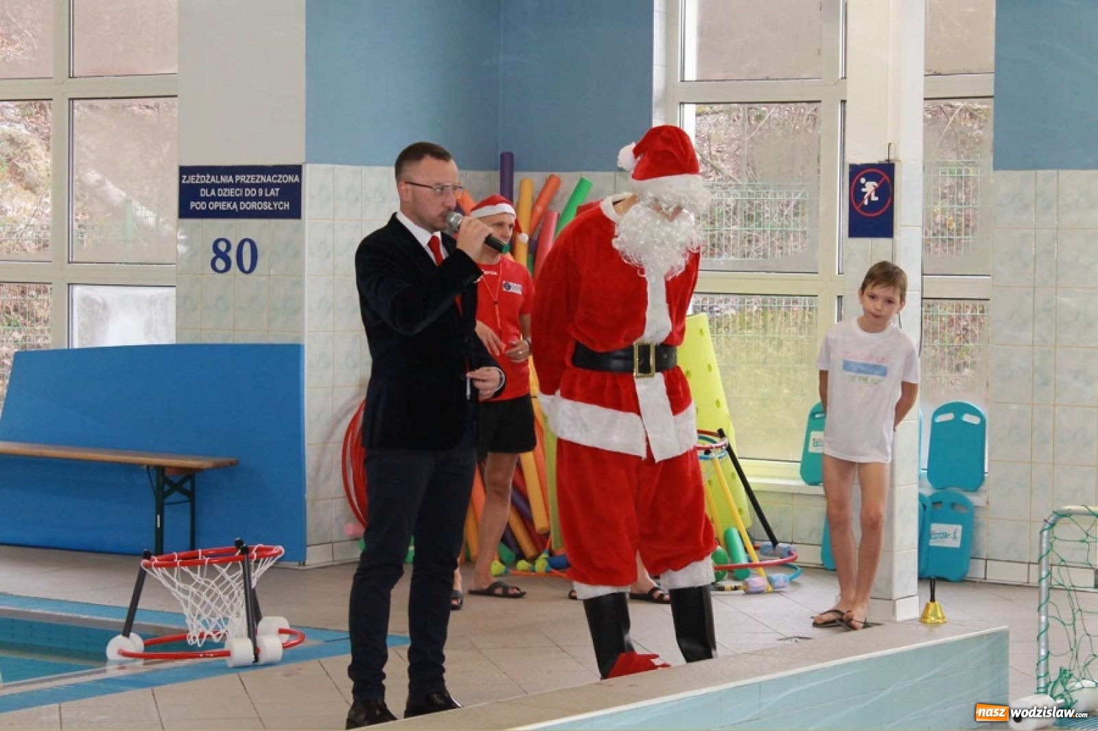 Zdjęcie w galerii na portalu naszwodzislaw.com: Mikołaj na mokro w Połomi wiadomości z regionu