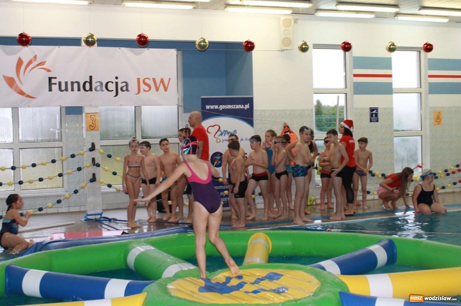 Zdjęcie w galerii na portalu naszwodzislaw.com: Mikołaj na mokro w Połomi wiadomości z regionu