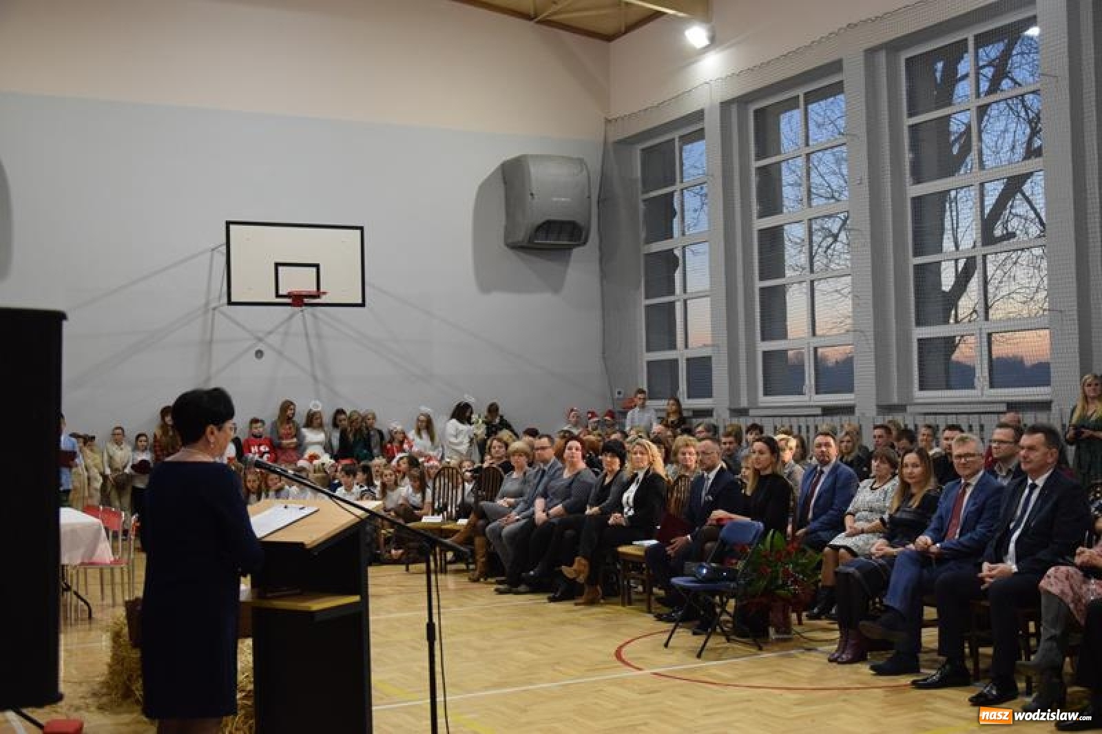 Zdjęcie w galerii na portalu naszwodzislaw.com: Mszana. Świąteczne kolędowanie w zmodernizowanej szkole [FOTO] wiadomości z regionu