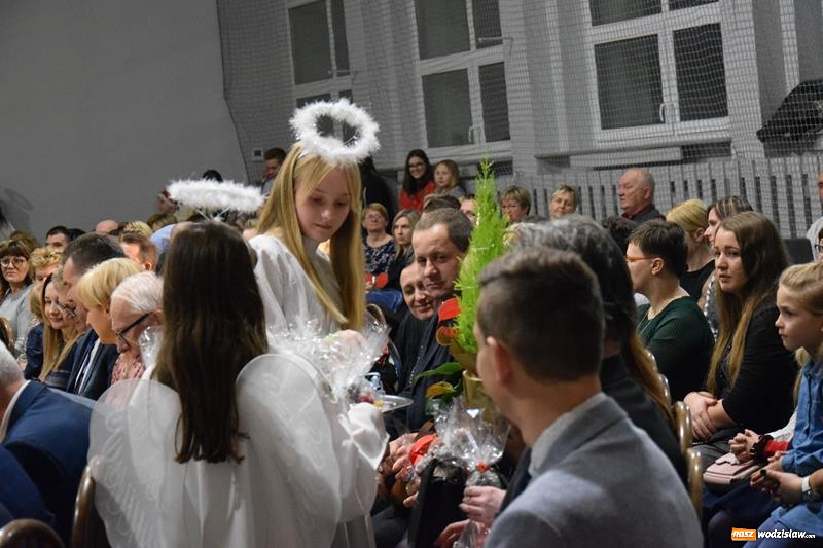 Zdjęcie w galerii na portalu naszwodzislaw.com: Mszana. Świąteczne kolędowanie w zmodernizowanej szkole [FOTO] wiadomości z regionu