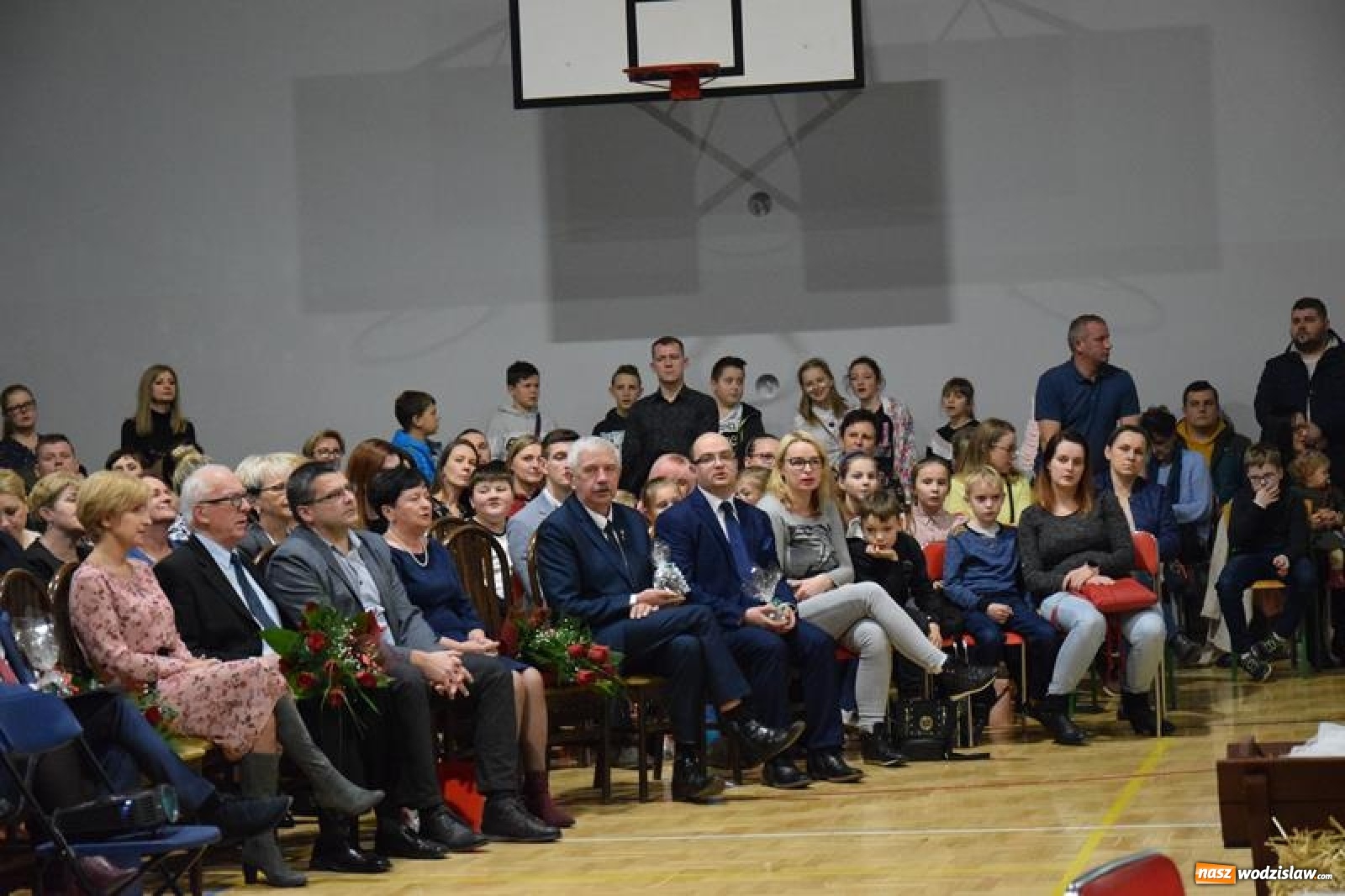 Zdjęcie w galerii na portalu naszwodzislaw.com: Mszana. Świąteczne kolędowanie w zmodernizowanej szkole [FOTO] wiadomości z regionu