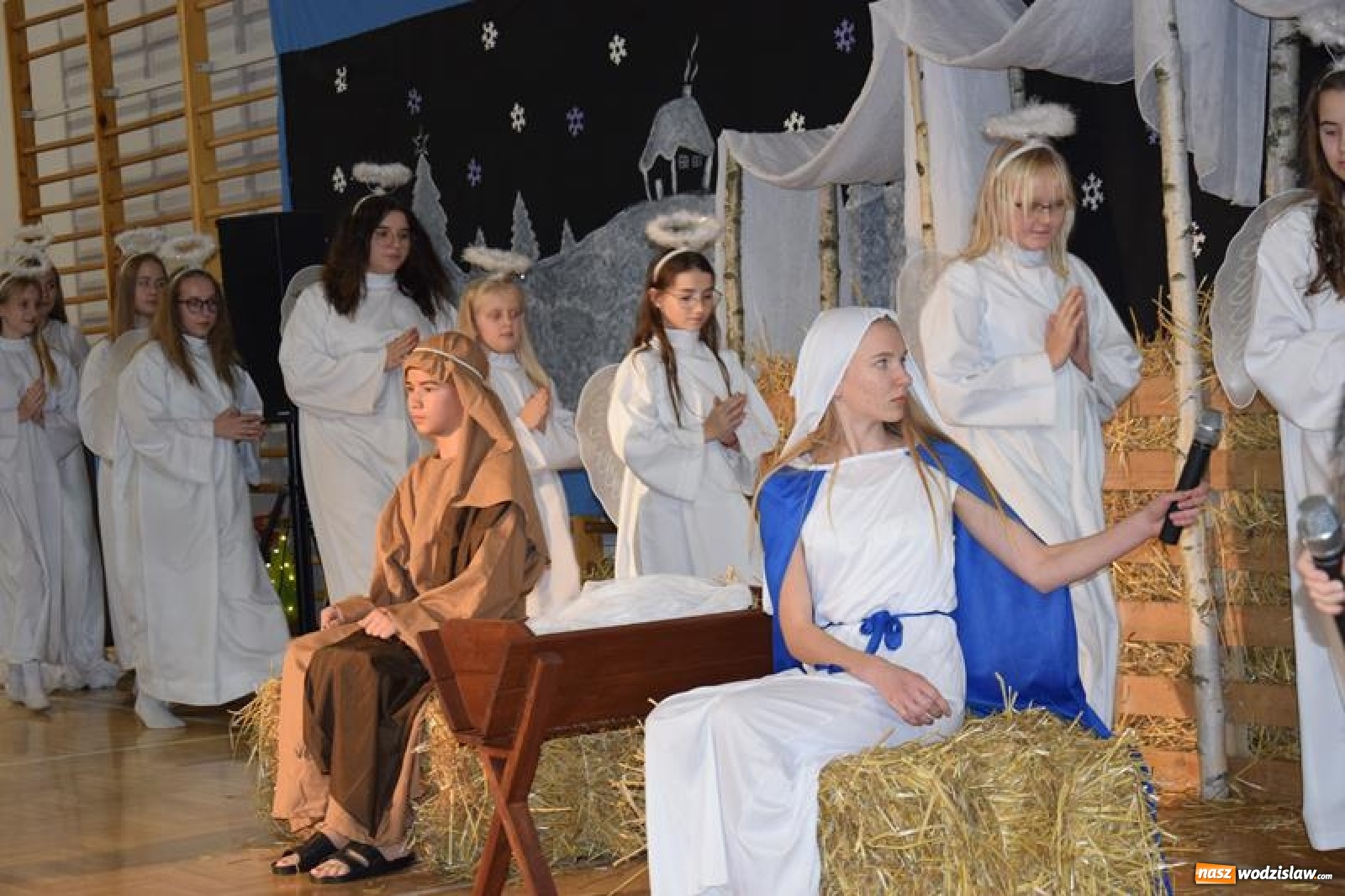 Zdjęcie w galerii na portalu naszwodzislaw.com: Mszana. Świąteczne kolędowanie w zmodernizowanej szkole [FOTO] wiadomości z regionu