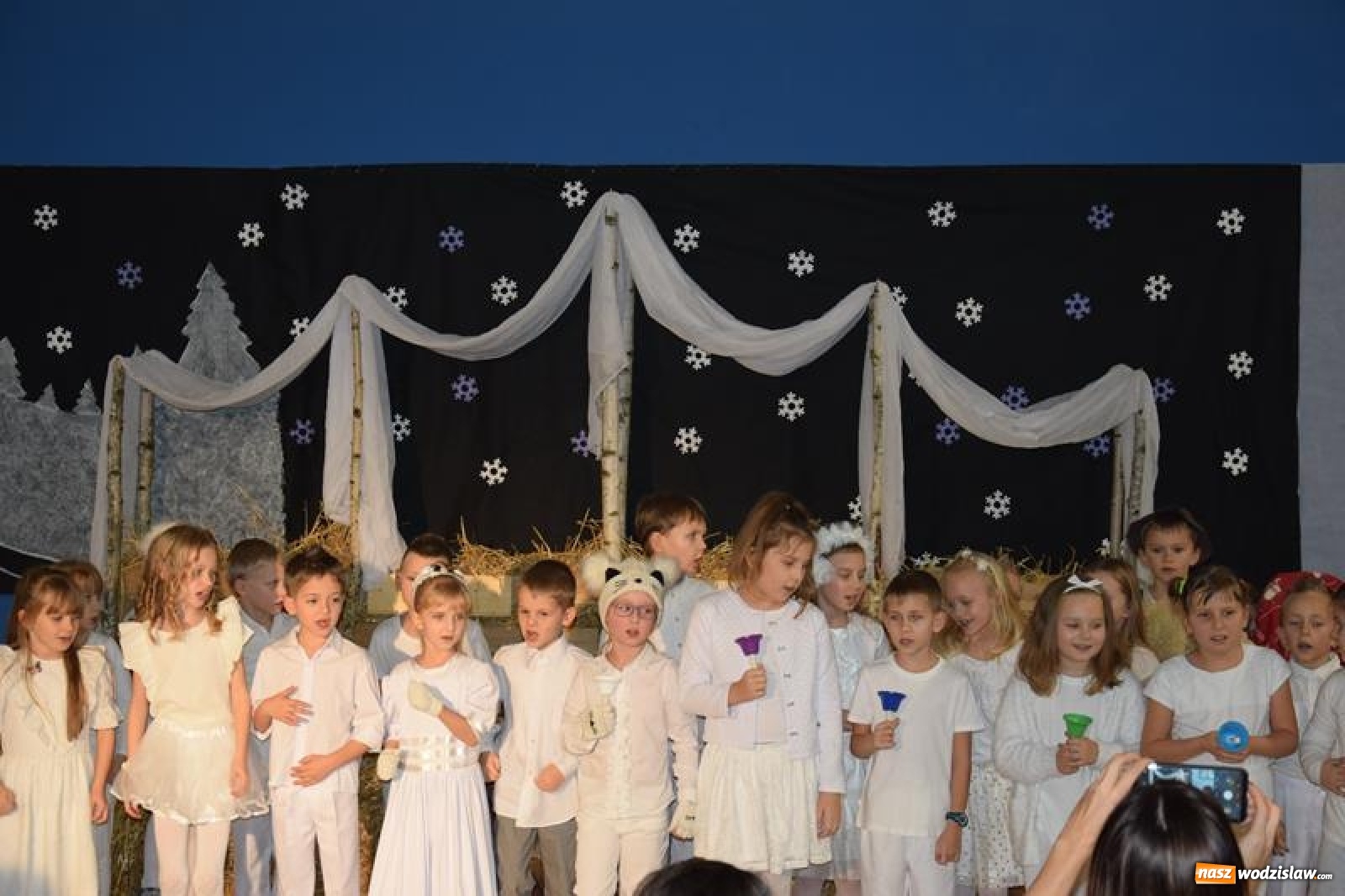 Zdjęcie w galerii na portalu naszwodzislaw.com: Mszana. Świąteczne kolędowanie w zmodernizowanej szkole [FOTO] wiadomości z regionu