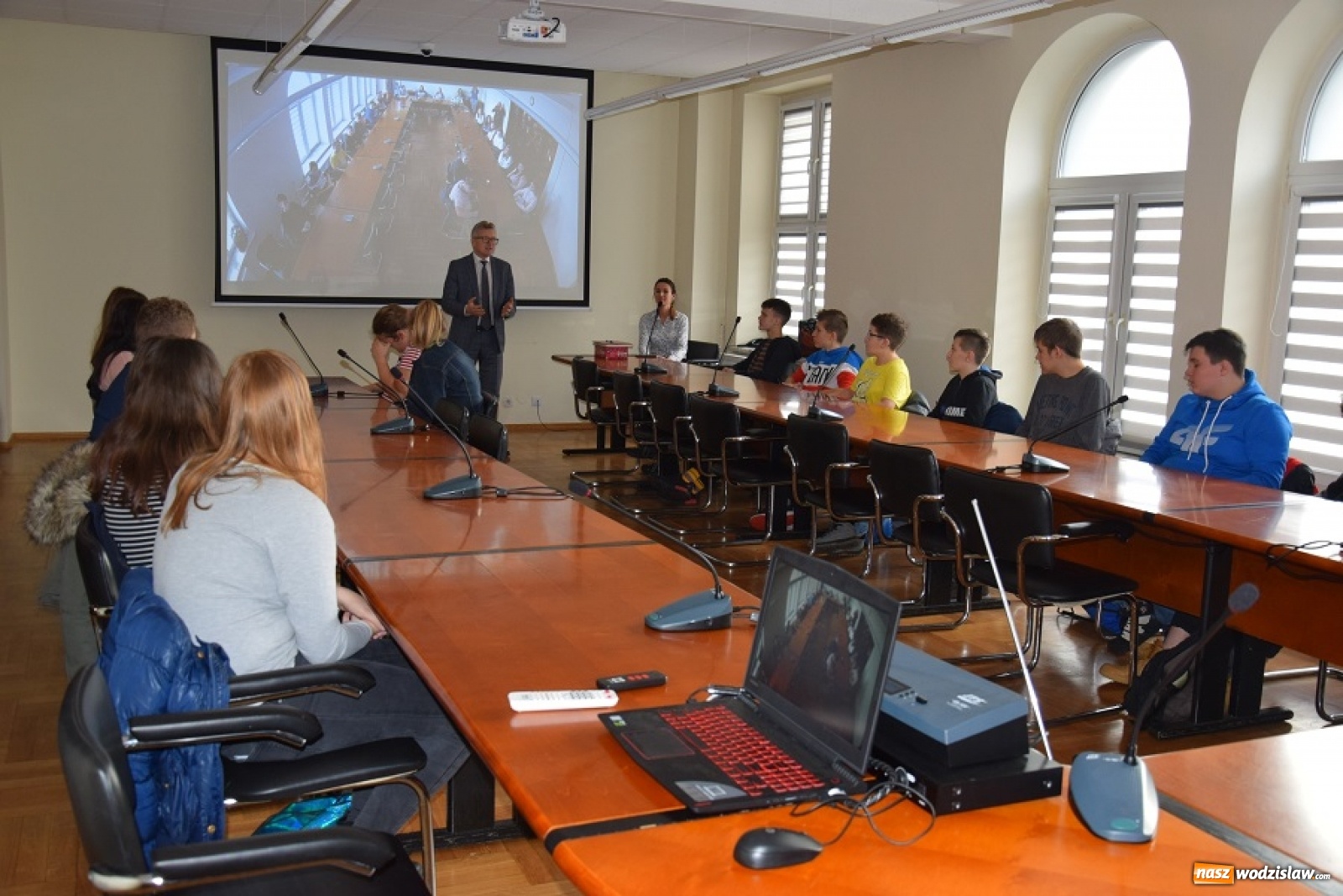 Zdjęcie w galerii na portalu naszwodzislaw.com: Uczniowie z Połomi i Gogołowej z wizytą w Urzędzie Gminy wiadomości z regionu