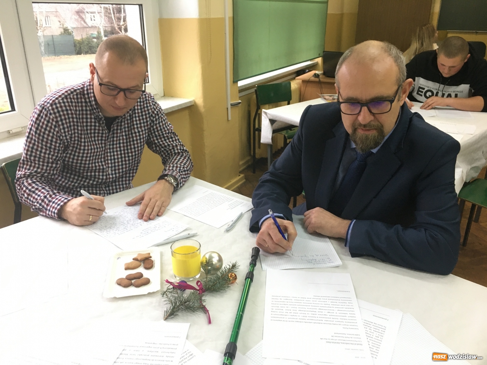 Zdjęcie w galerii na portalu naszwodzislaw.com: Maraton pisania listów Amnesty International na Skalnej wiadomości z regionu