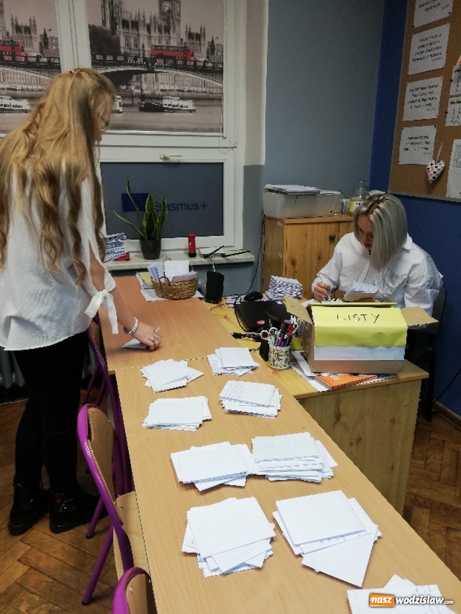 Zdjęcie w galerii na portalu naszwodzislaw.com: Maraton pisania listów Amnesty International na Skalnej wiadomości z regionu