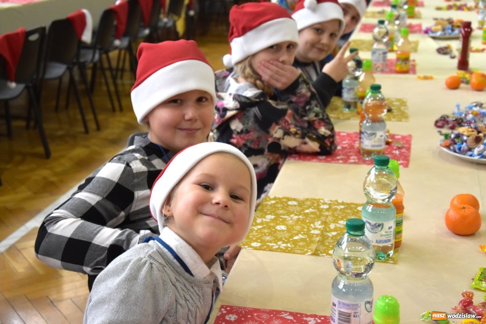 Zdjęcie w galerii na portalu naszwodzislaw.com: Powiatowe Mikołajki 2019. Zobacz wideorelację wiadomości z regionu