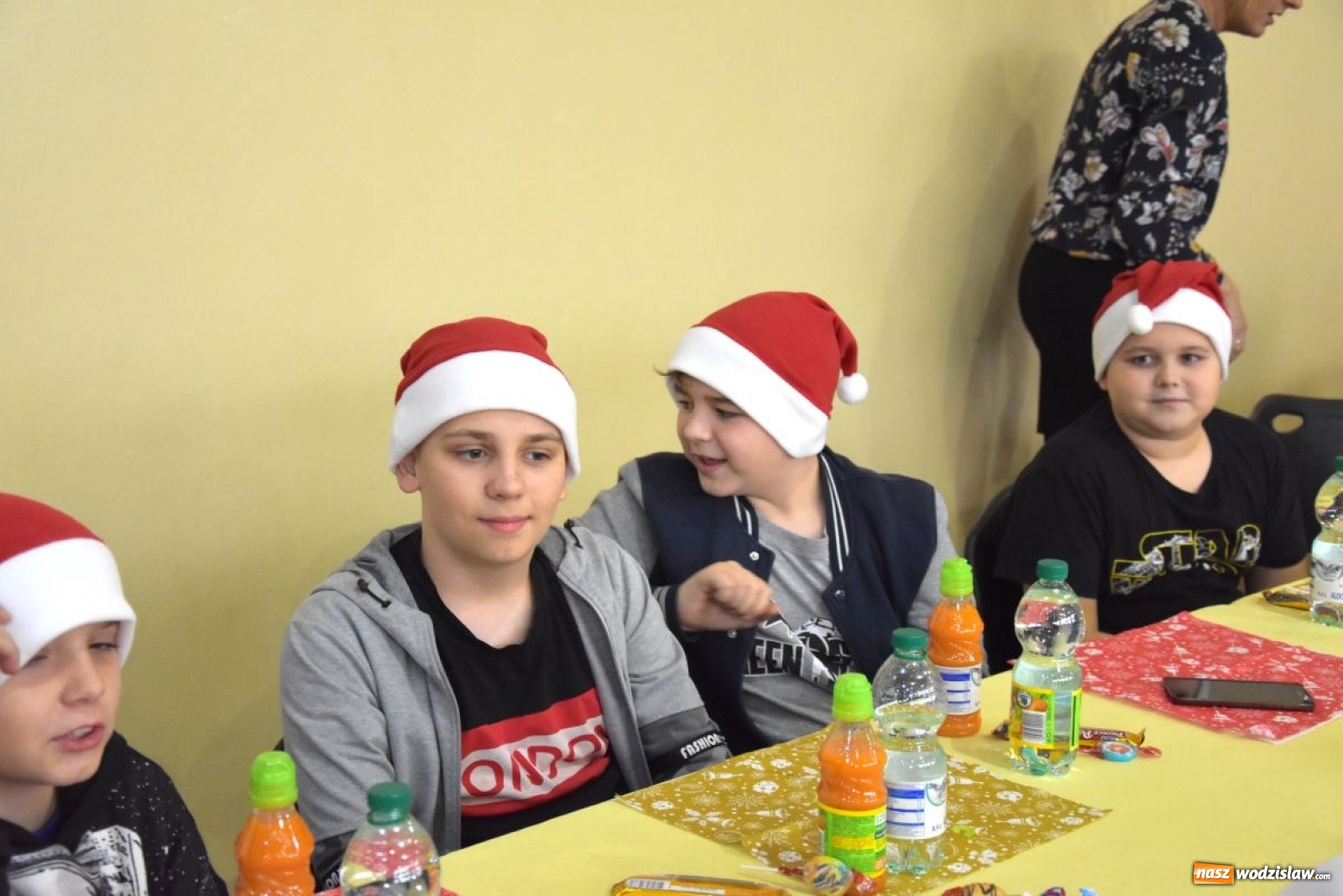 Zdjęcie w galerii na portalu naszwodzislaw.com: Powiatowe Mikołajki 2019. Zobacz wideorelację wiadomości z regionu