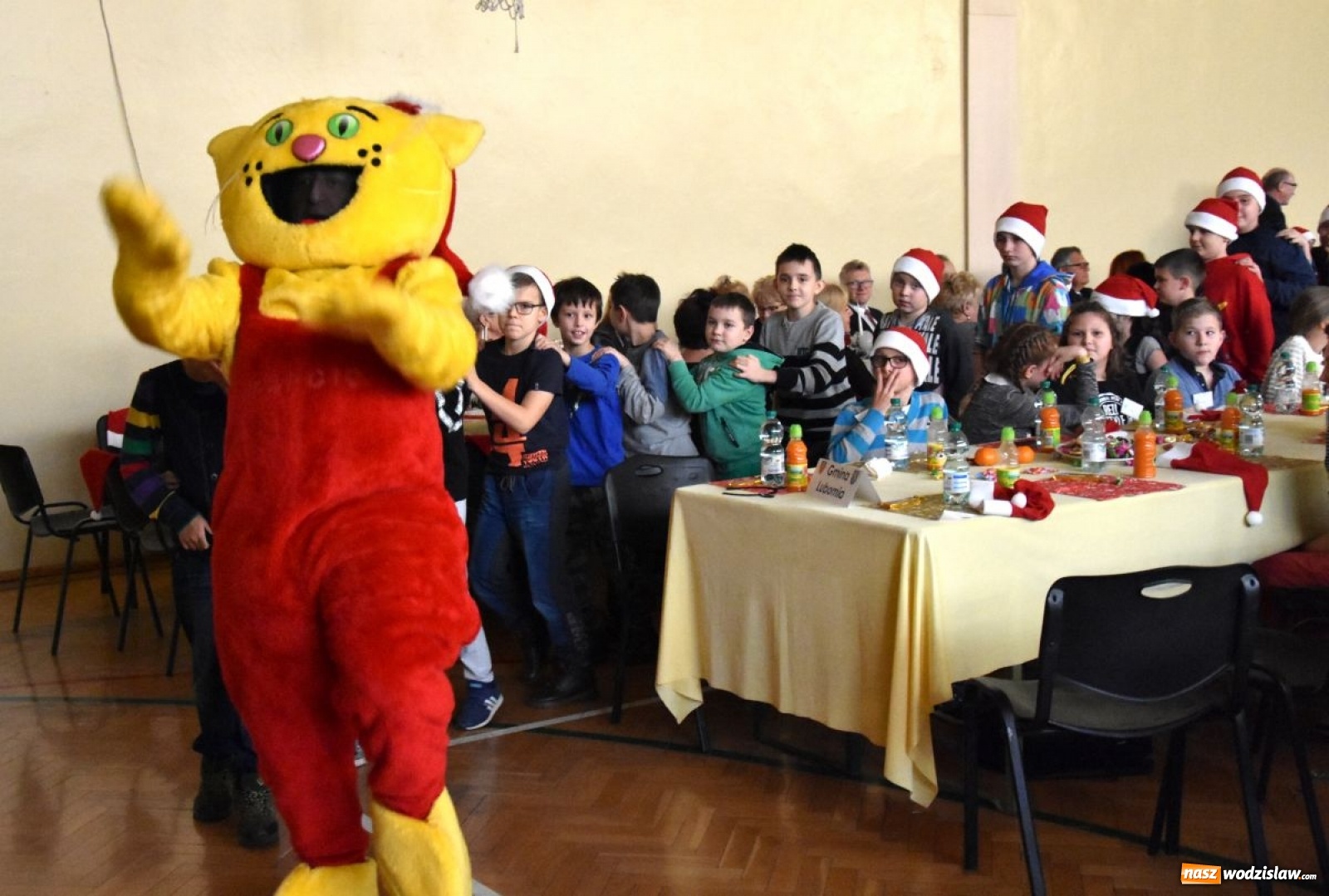 Zdjęcie w galerii na portalu naszwodzislaw.com: Powiatowe Mikołajki 2019. Zobacz wideorelację wiadomości z regionu