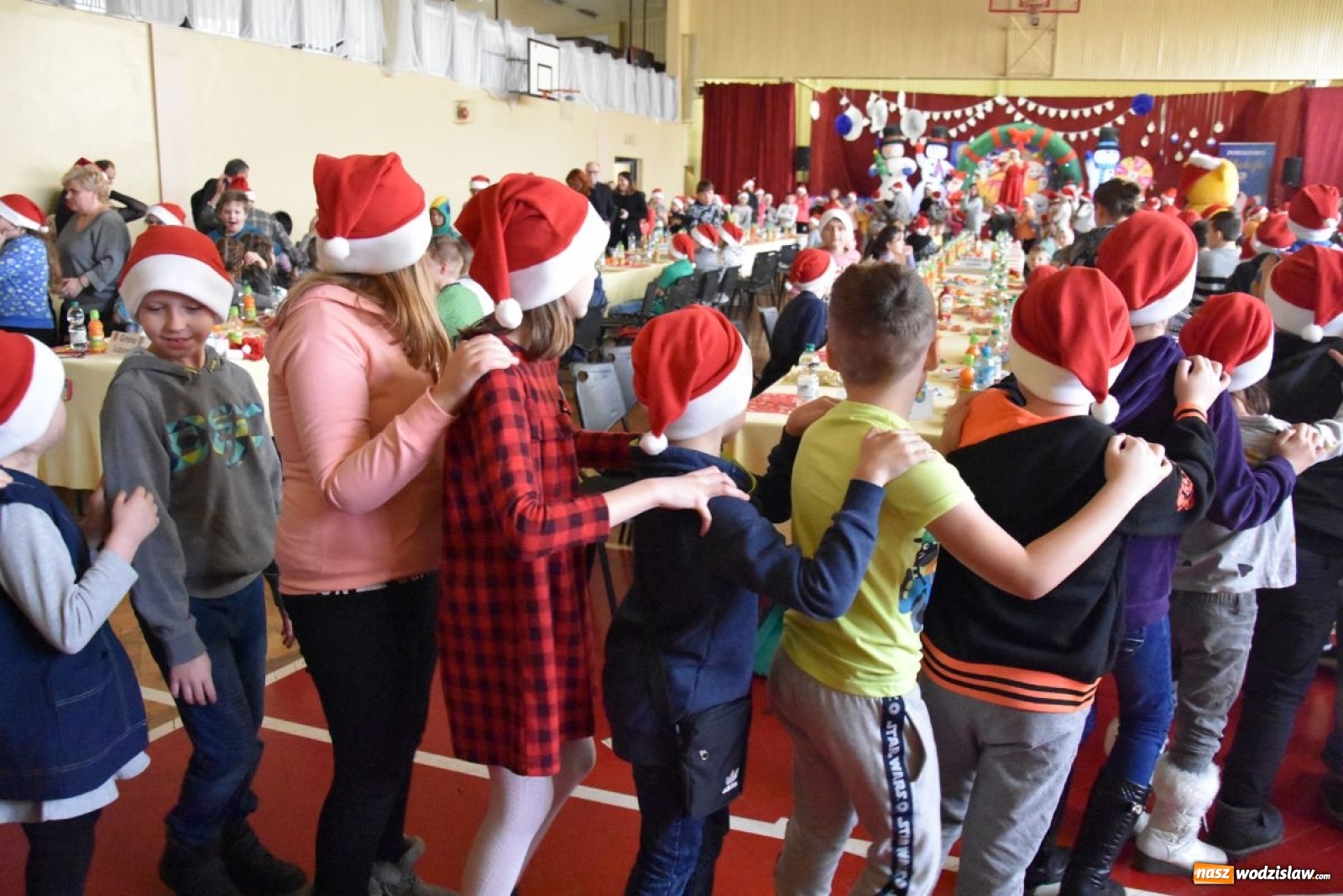 Zdjęcie w galerii na portalu naszwodzislaw.com: Powiatowe Mikołajki 2019. Zobacz wideorelację wiadomości z regionu