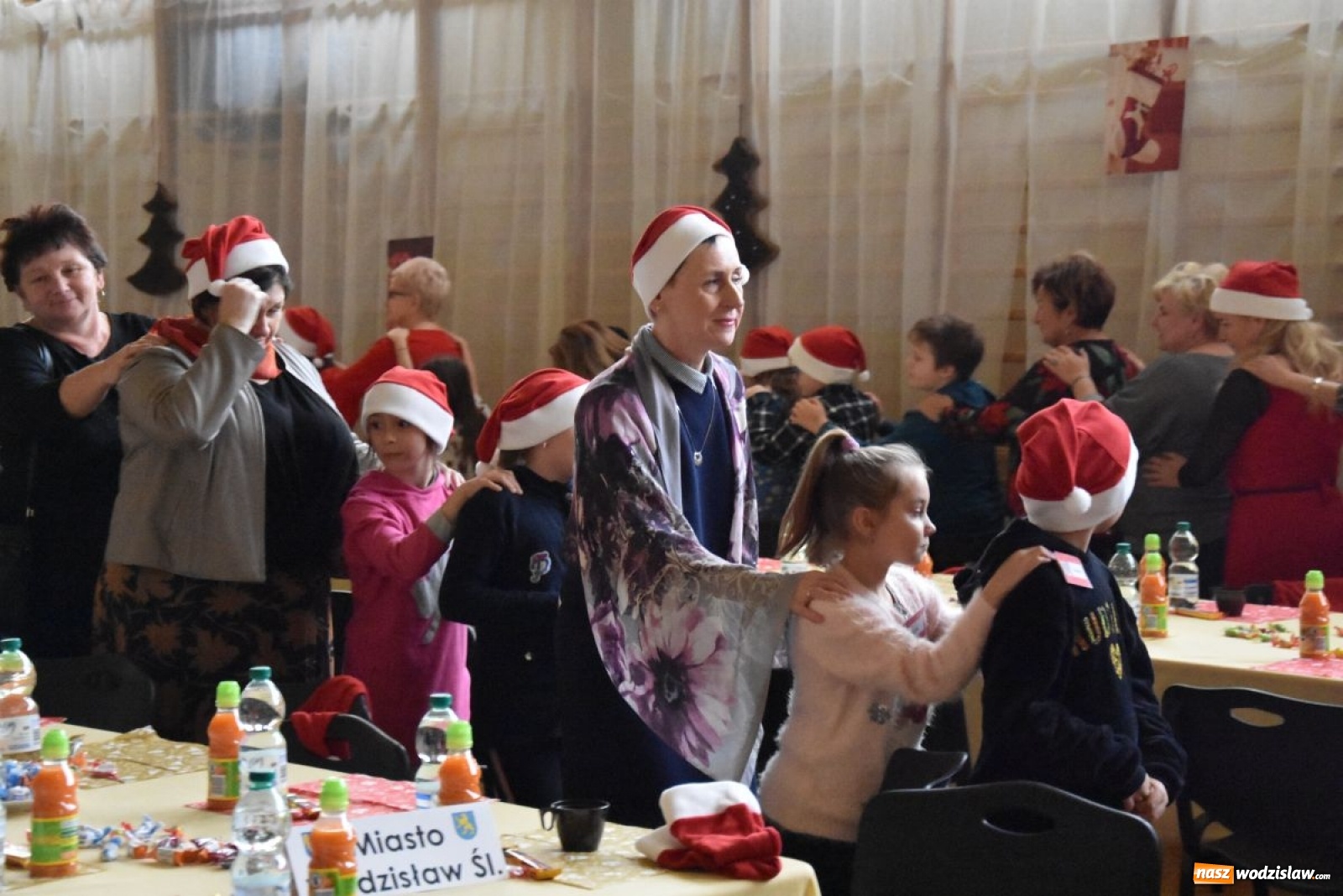 Zdjęcie w galerii na portalu naszwodzislaw.com: Powiatowe Mikołajki 2019. Zobacz wideorelację wiadomości z regionu