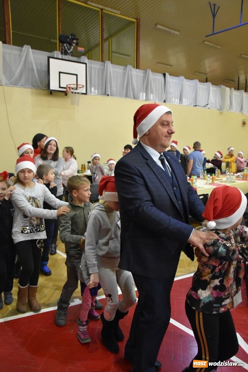 Zdjęcie w galerii na portalu naszwodzislaw.com: Powiatowe Mikołajki 2019. Zobacz wideorelację wiadomości z regionu