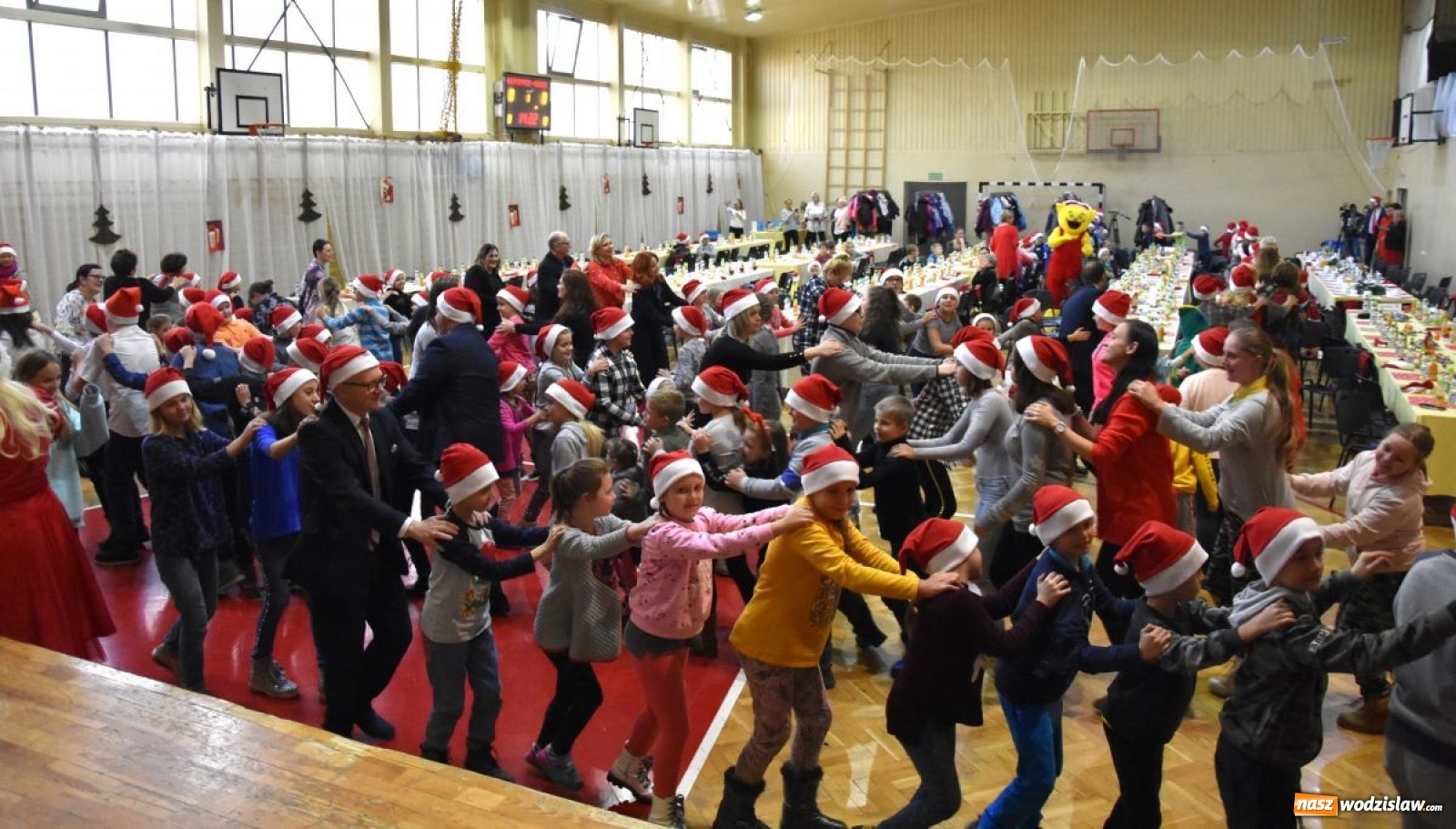Zdjęcie w galerii na portalu naszwodzislaw.com: Powiatowe Mikołajki 2019. Zobacz wideorelację wiadomości z regionu