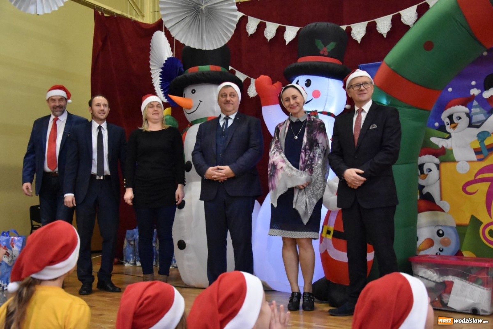 Zdjęcie w galerii na portalu naszwodzislaw.com: Powiatowe Mikołajki 2019. Zobacz wideorelację wiadomości z regionu