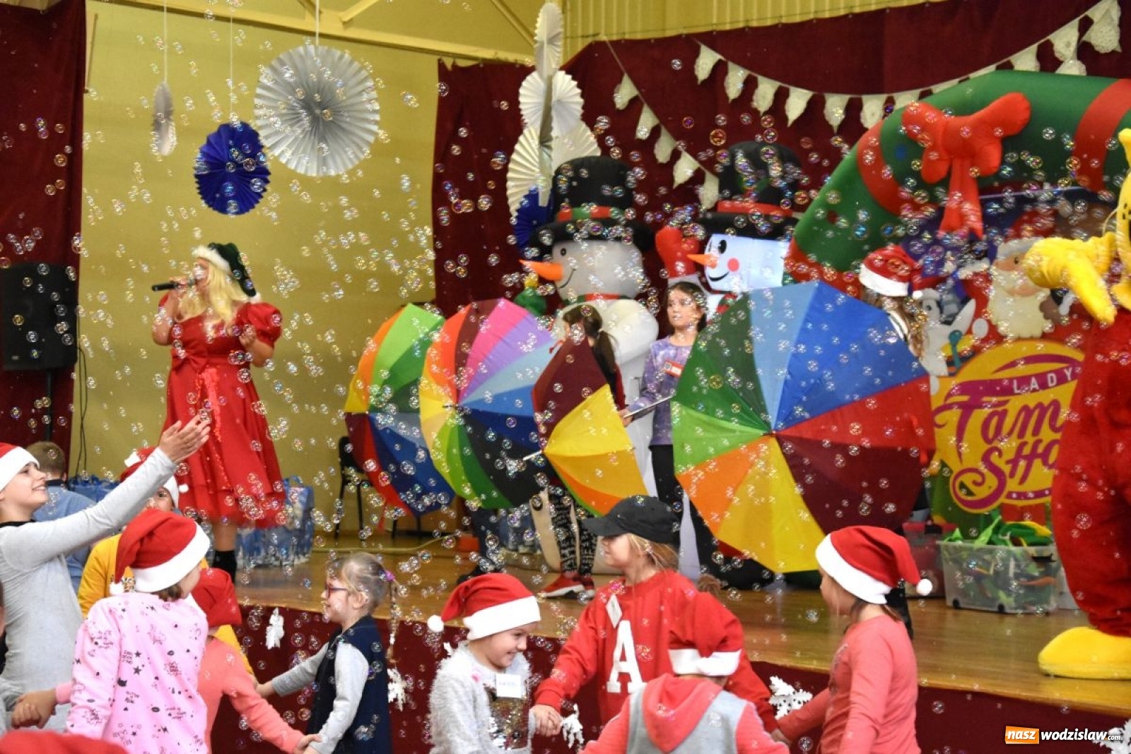 Zdjęcie w galerii na portalu naszwodzislaw.com: Powiatowe Mikołajki 2019. Zobacz wideorelację wiadomości z regionu