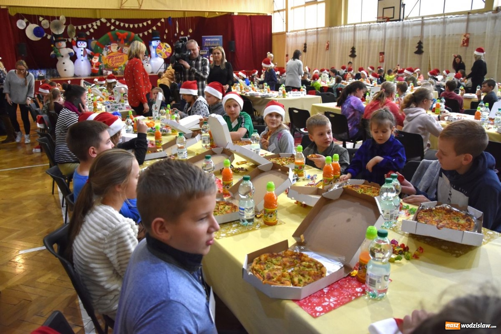 Zdjęcie w galerii na portalu naszwodzislaw.com: Powiatowe Mikołajki 2019. Zobacz wideorelację wiadomości z regionu