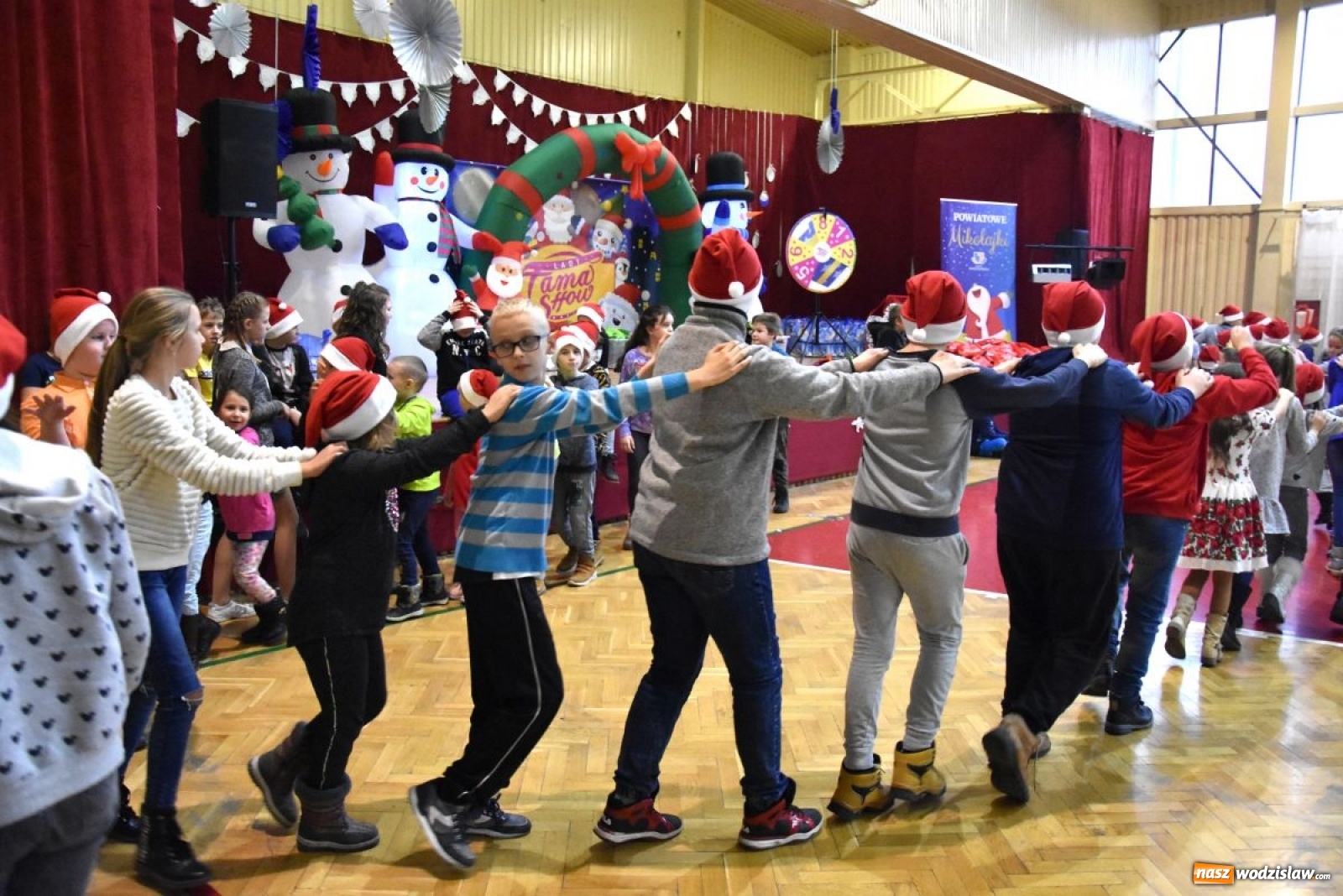 Zdjęcie w galerii na portalu naszwodzislaw.com: Powiatowe Mikołajki 2019. Zobacz wideorelację wiadomości z regionu