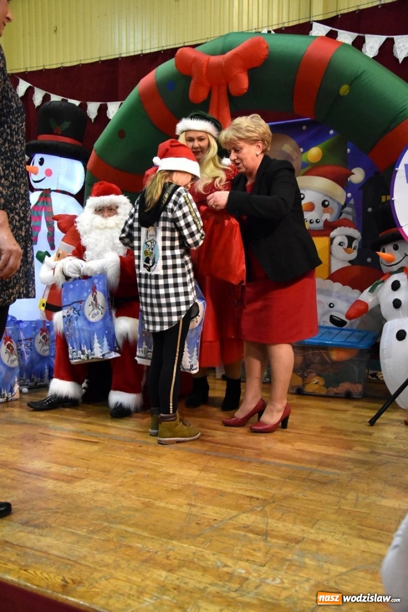 Zdjęcie w galerii na portalu naszwodzislaw.com: Powiatowe Mikołajki 2019. Zobacz wideorelację wiadomości z regionu