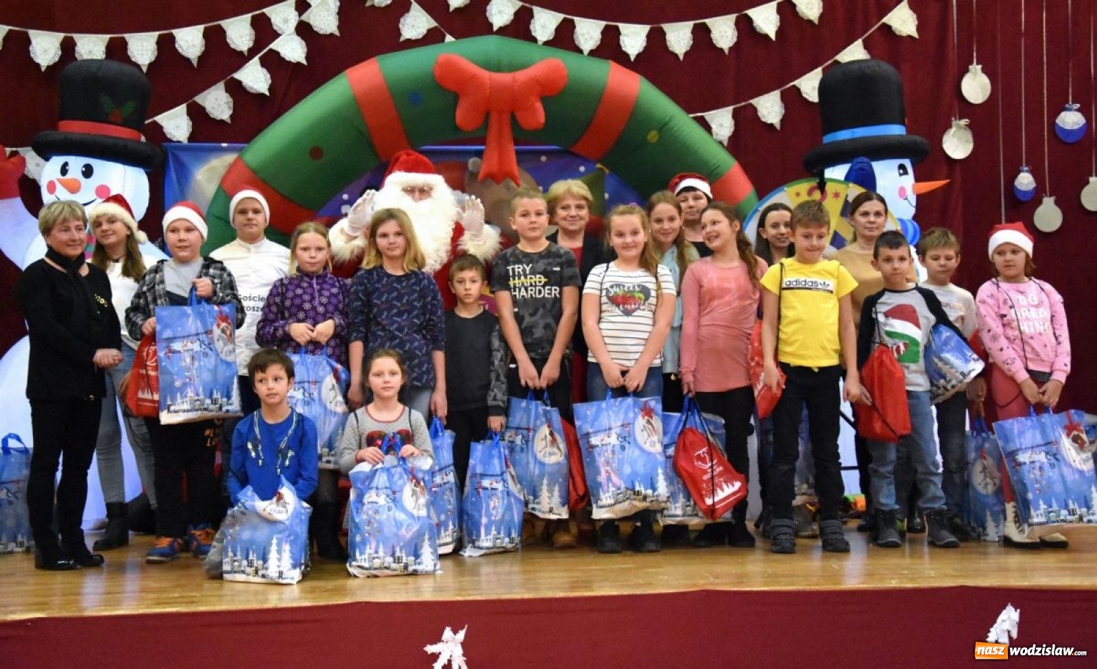 Zdjęcie w galerii na portalu naszwodzislaw.com: Powiatowe Mikołajki 2019. Zobacz wideorelację wiadomości z regionu