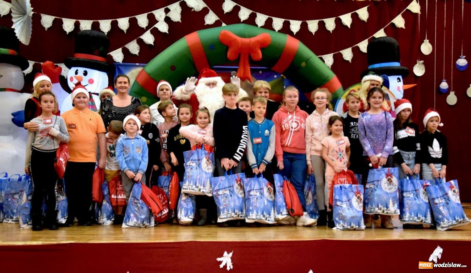 Zdjęcie w galerii na portalu naszwodzislaw.com: Powiatowe Mikołajki 2019. Zobacz wideorelację wiadomości z regionu