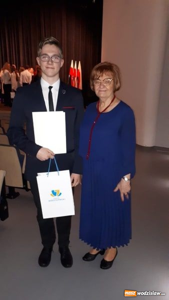 Zdjęcie w galerii na portalu naszwodzislaw.com: Powiatowi stypendyści uhonorowani wiadomości z regionu