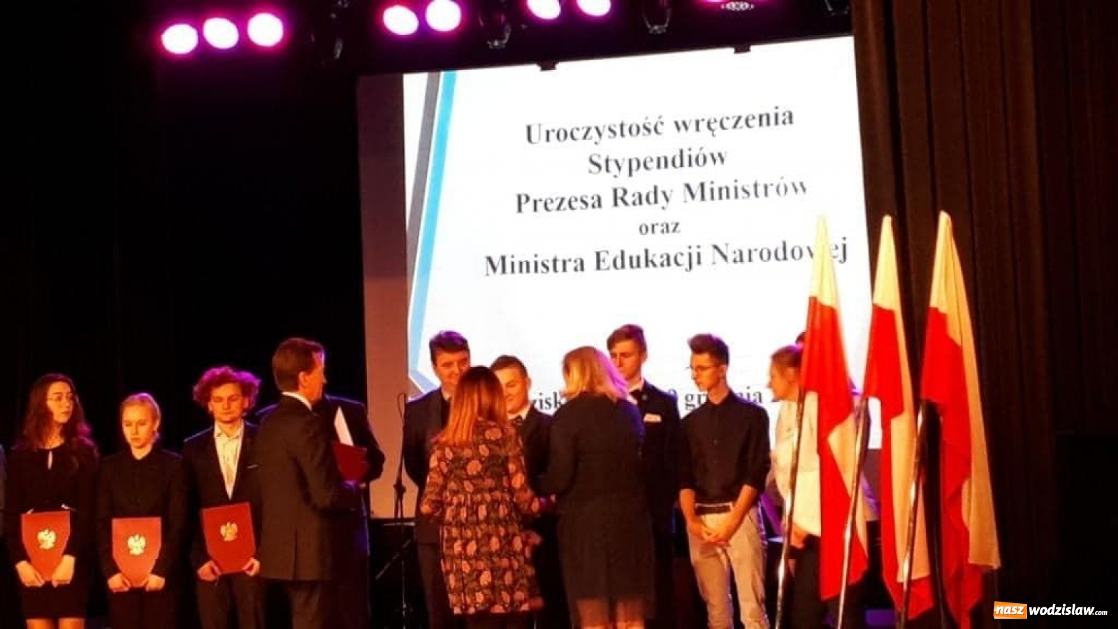 Zdjęcie w galerii na portalu naszwodzislaw.com: Powiatowi stypendyści uhonorowani wiadomości z regionu