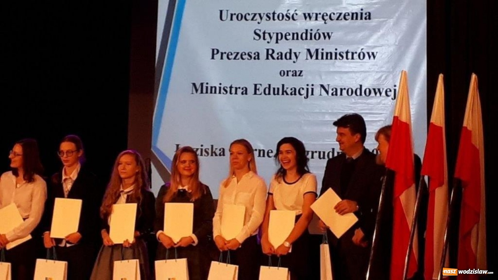 Zdjęcie w galerii na portalu naszwodzislaw.com: Powiatowi stypendyści uhonorowani wiadomości z regionu
