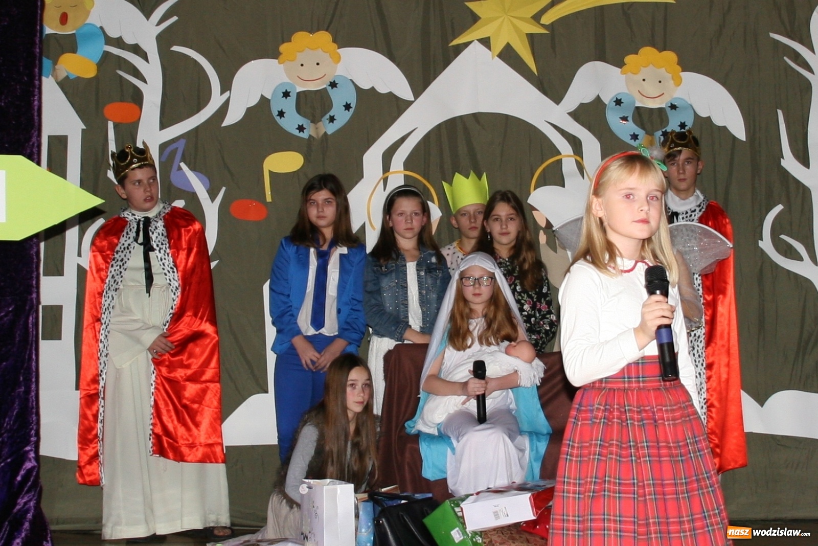 Zdjęcie w galerii na portalu naszwodzislaw.com: Tradycji stało się zadość. Szkolny kiermasz w jedłownickiej Dwójce wiadomości z regionu