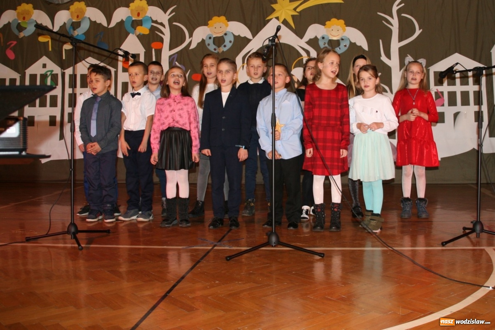 Zdjęcie w galerii na portalu naszwodzislaw.com: Tradycji stało się zadość. Szkolny kiermasz w jedłownickiej Dwójce wiadomości z regionu