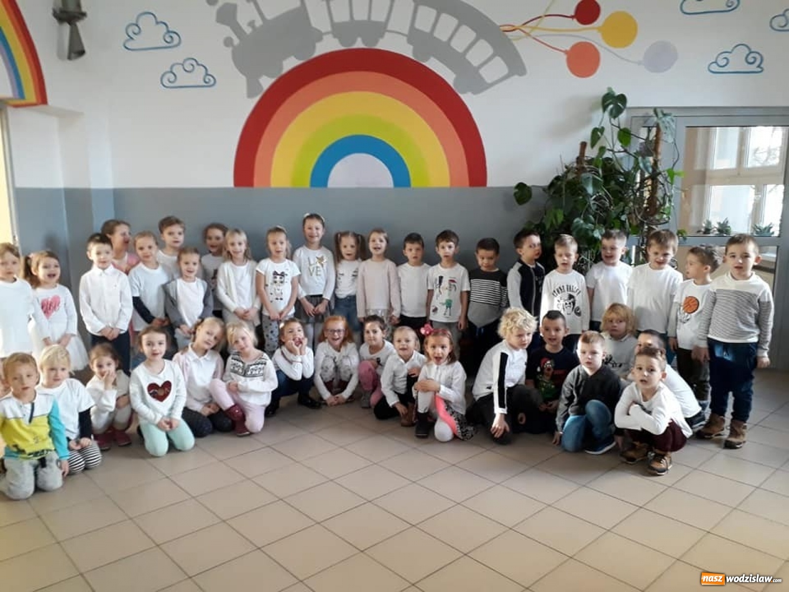 Zdjęcie w galerii na portalu naszwodzislaw.com: Przedszkolaki z wizytą w SP 10 wiadomości z regionu