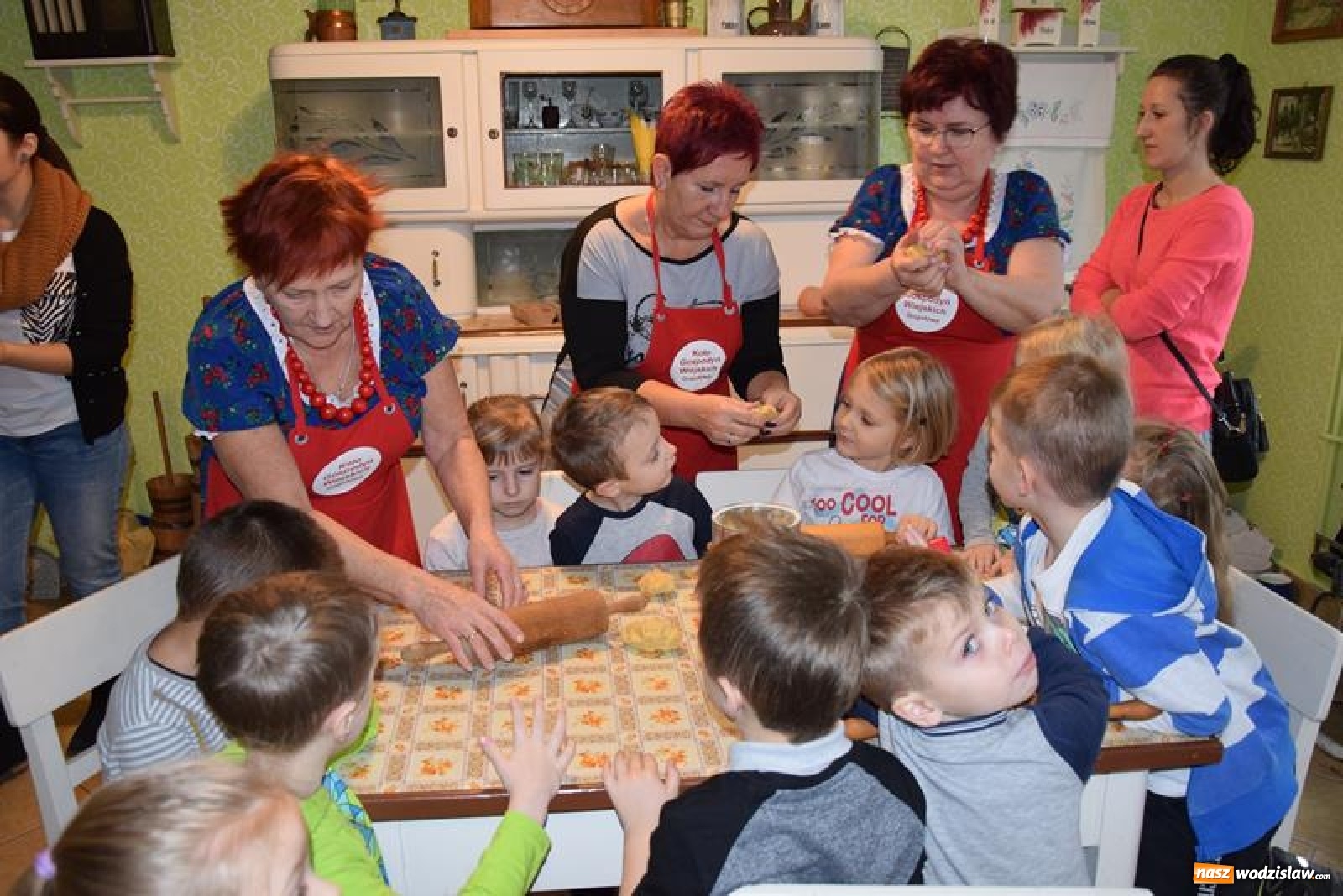 Zdjęcie w galerii na portalu naszwodzislaw.com: Gospodynie z Gogołowej uczyły przedszkolaki piec świąteczne ciasteczka wiadomości z regionu