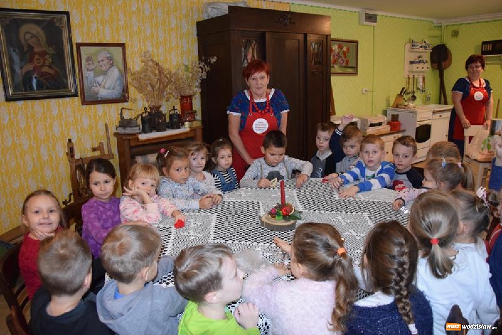 Zdjęcie w galerii na portalu naszwodzislaw.com: Gospodynie z Gogołowej uczyły przedszkolaki piec świąteczne ciasteczka wiadomości z regionu