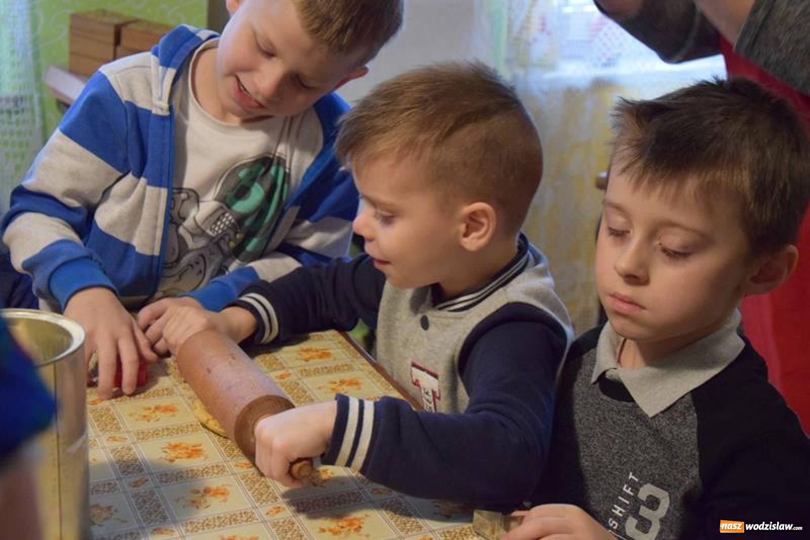 Zdjęcie w galerii na portalu naszwodzislaw.com: Gospodynie z Gogołowej uczyły przedszkolaki piec świąteczne ciasteczka wiadomości z regionu