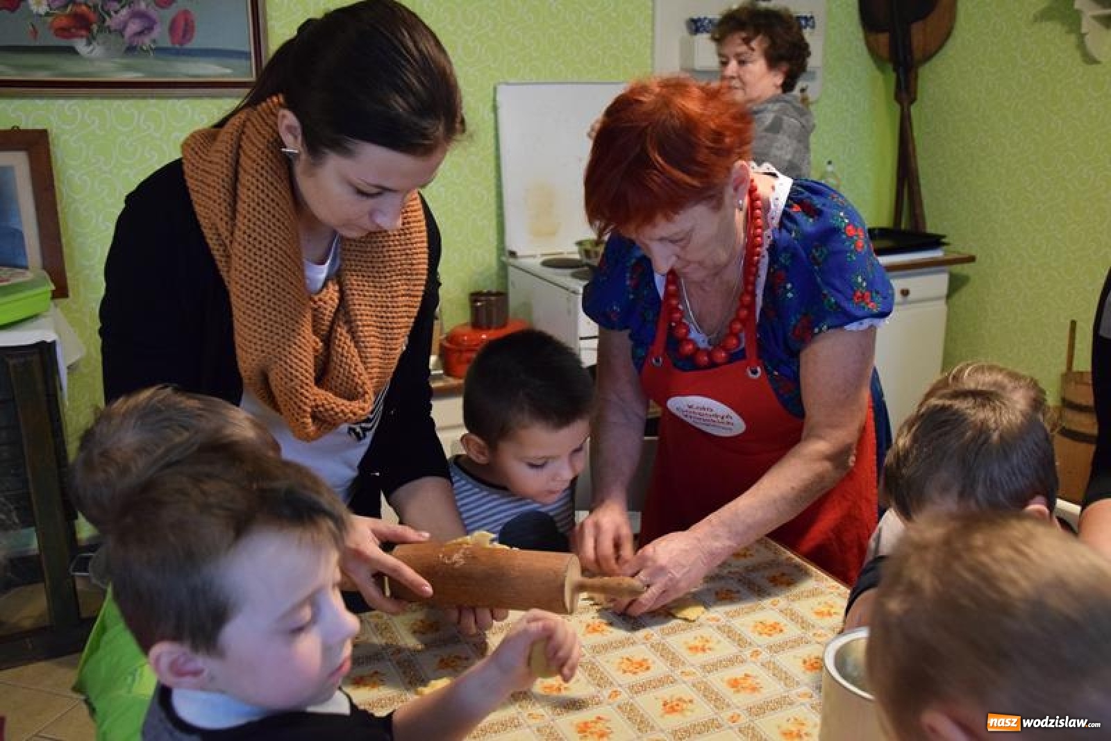 Zdjęcie w galerii na portalu naszwodzislaw.com: Gospodynie z Gogołowej uczyły przedszkolaki piec świąteczne ciasteczka wiadomości z regionu