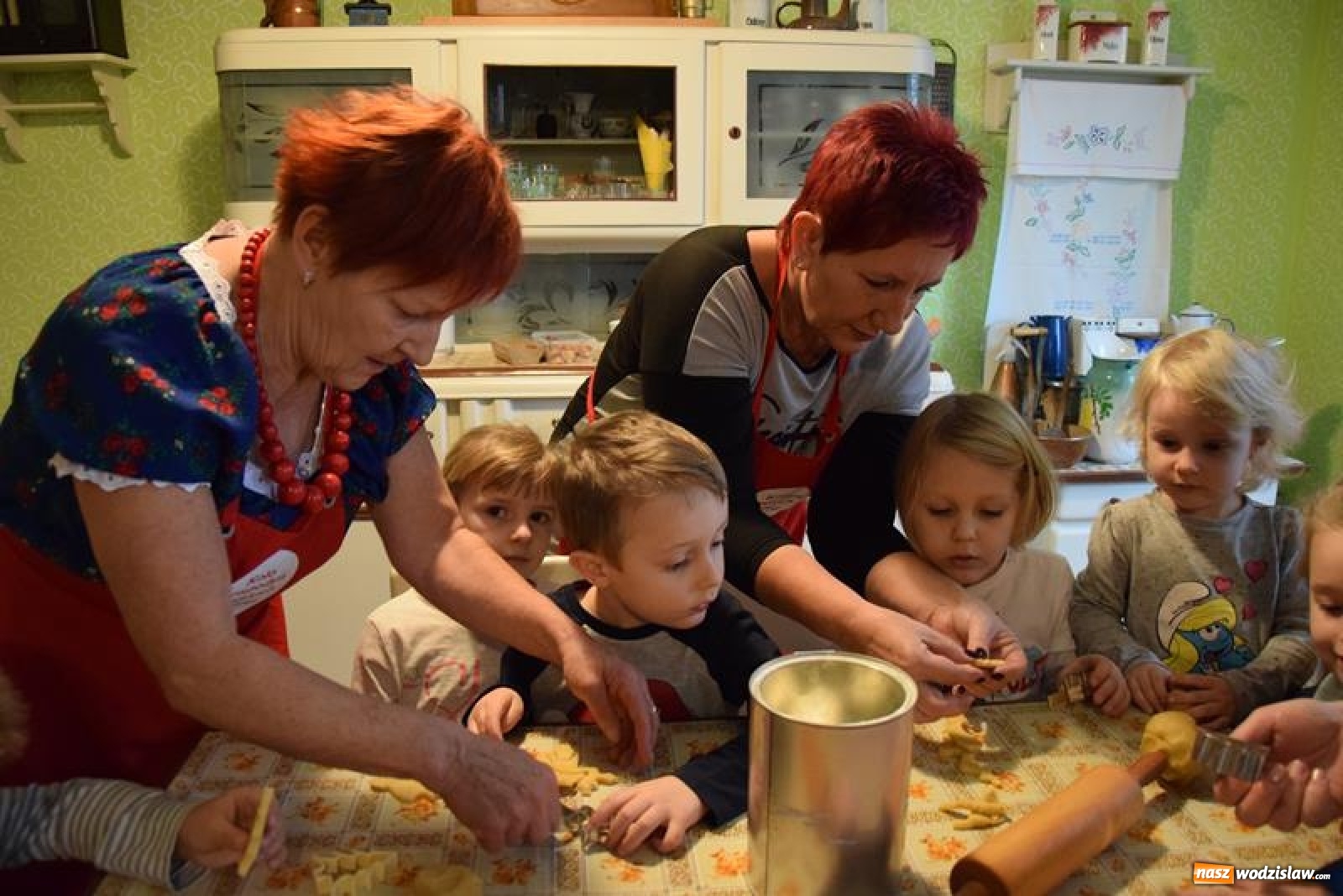 Zdjęcie w galerii na portalu naszwodzislaw.com: Gospodynie z Gogołowej uczyły przedszkolaki piec świąteczne ciasteczka wiadomości z regionu