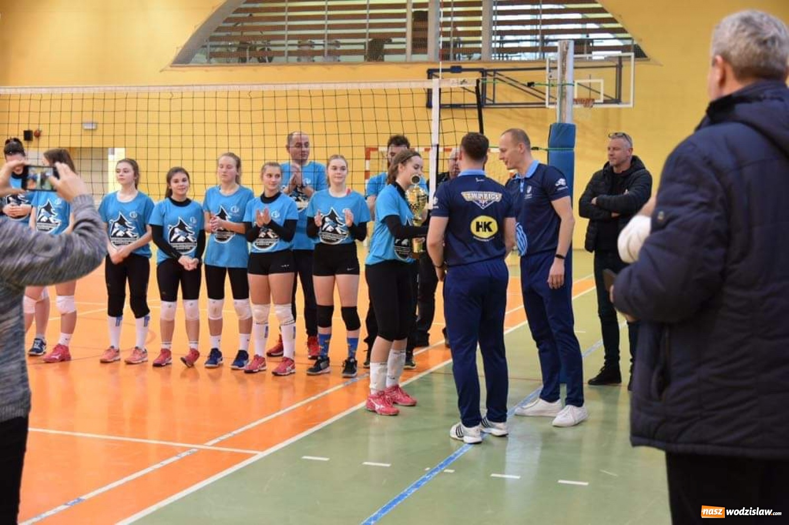 Zdjęcie w galerii na portalu naszwodzislaw.com: Siatkarki wodzisławskiej Zorzy z Pucharem Prezydenta wiadomości z regionu