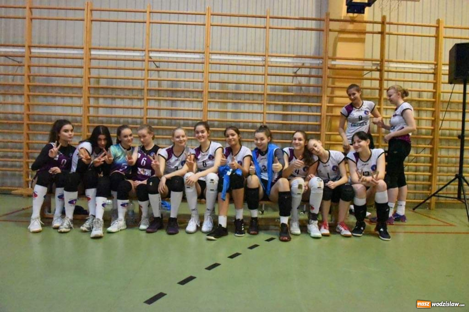 Zdjęcie w galerii na portalu naszwodzislaw.com: Siatkarki wodzisławskiej Zorzy z Pucharem Prezydenta wiadomości z regionu