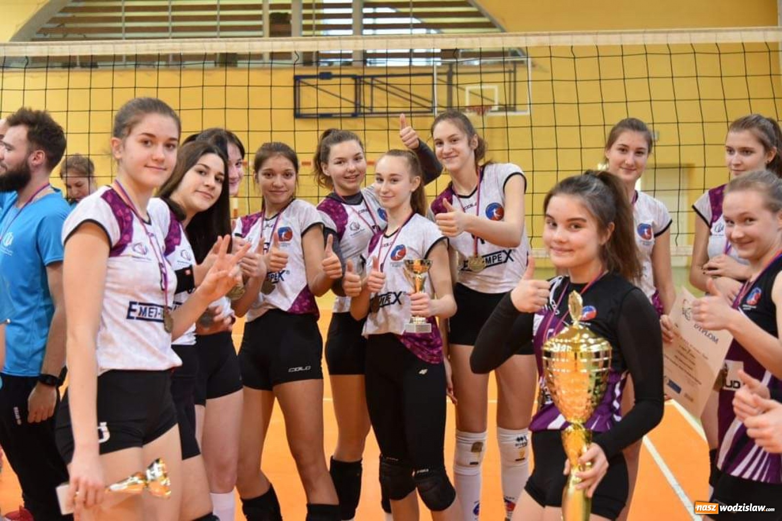 Zdjęcie w galerii na portalu naszwodzislaw.com: Siatkarki wodzisławskiej Zorzy z Pucharem Prezydenta wiadomości z regionu