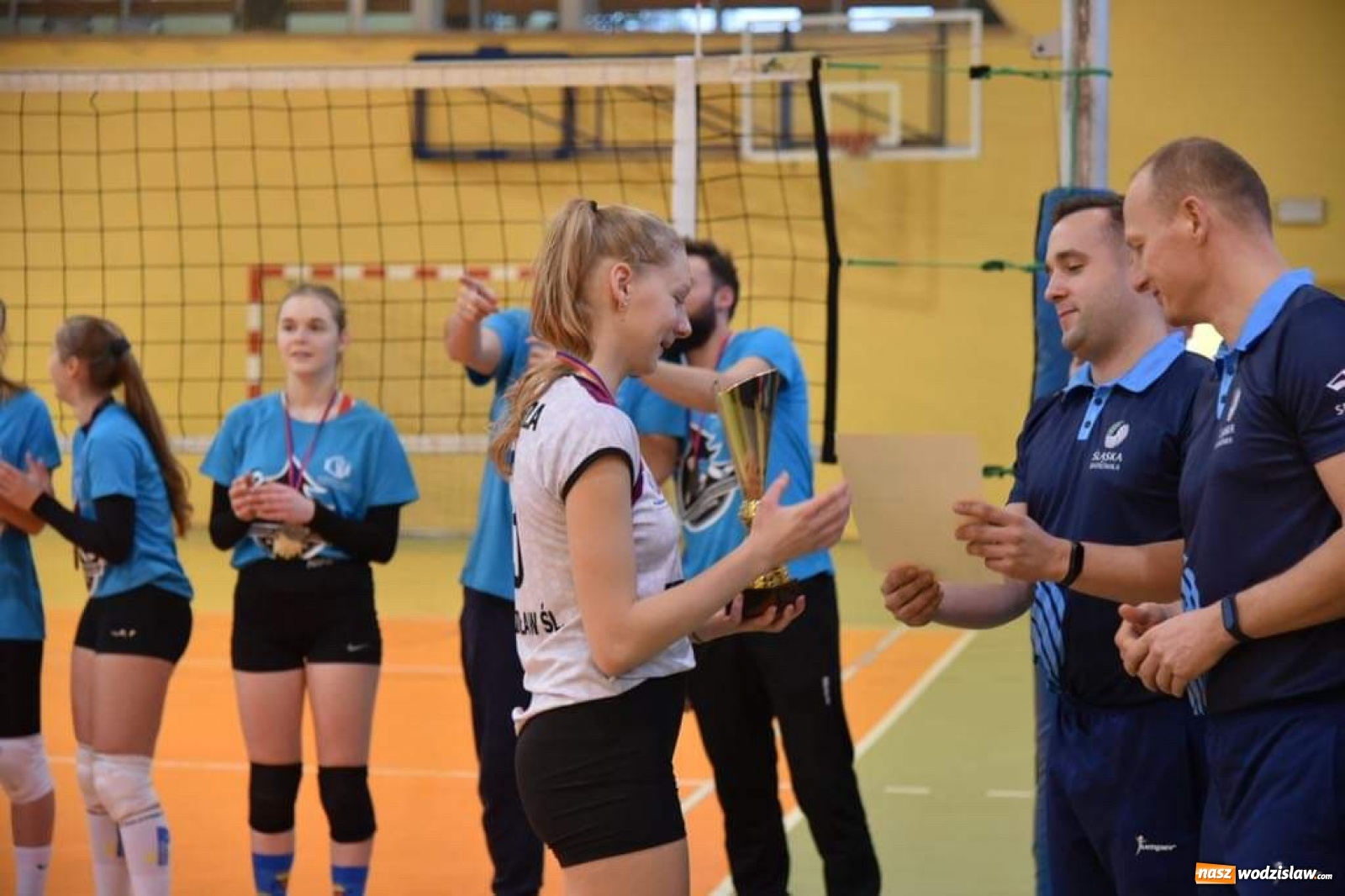 Zdjęcie w galerii na portalu naszwodzislaw.com: Siatkarki wodzisławskiej Zorzy z Pucharem Prezydenta wiadomości z regionu