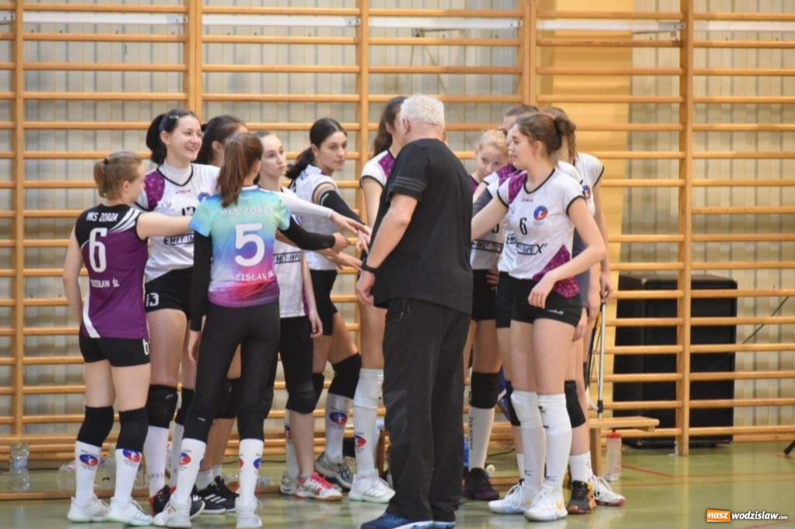 Zdjęcie w galerii na portalu naszwodzislaw.com: Siatkarki wodzisławskiej Zorzy z Pucharem Prezydenta wiadomości z regionu