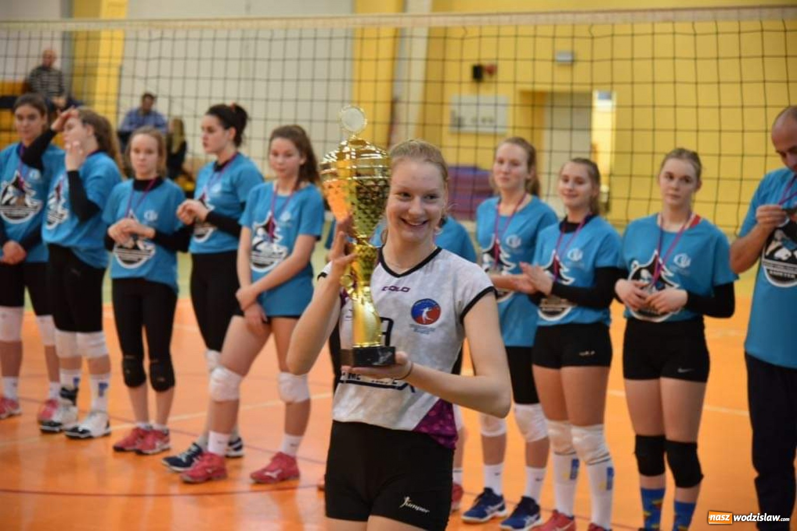 Zdjęcie w galerii na portalu naszwodzislaw.com: Siatkarki wodzisławskiej Zorzy z Pucharem Prezydenta wiadomości z regionu