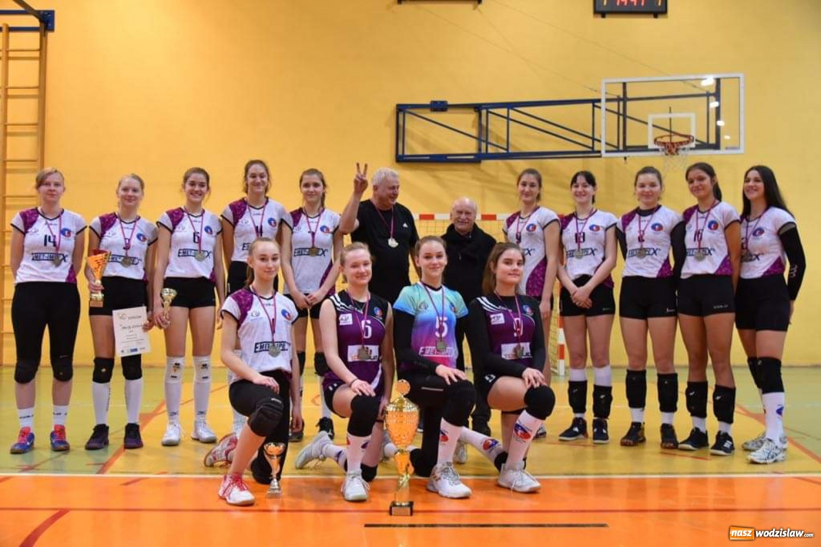Zdjęcie w galerii na portalu naszwodzislaw.com: Siatkarki wodzisławskiej Zorzy z Pucharem Prezydenta wiadomości z regionu