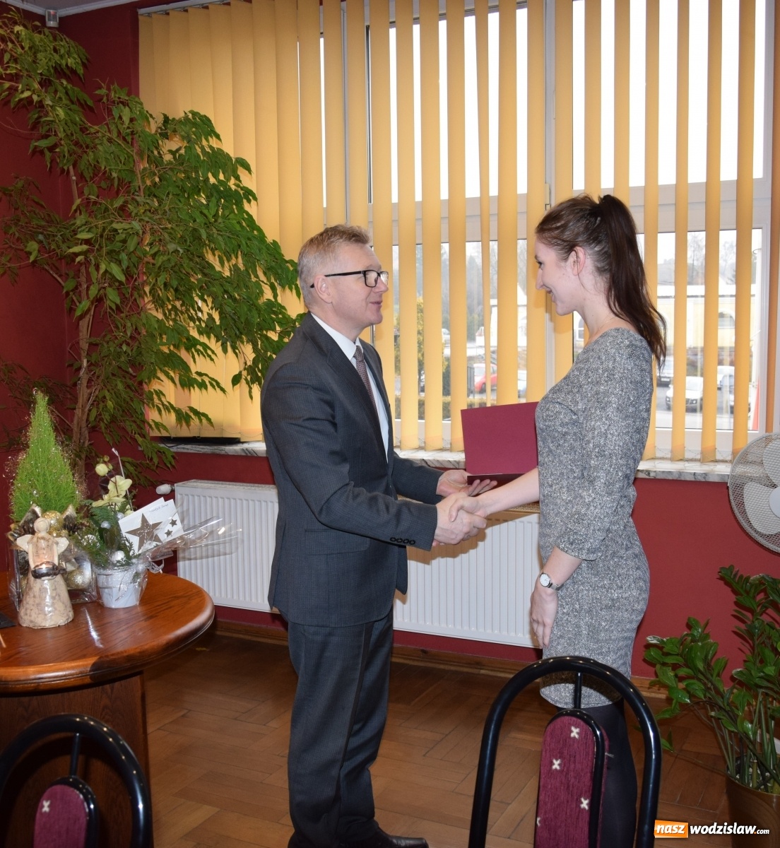 Zdjęcie w galerii na portalu naszwodzislaw.com: Wójt Mszany przyznał stypendia najlepszym studentom wiadomości z regionu