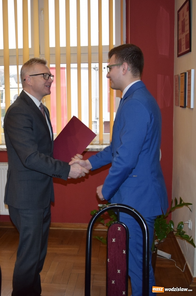 Zdjęcie w galerii na portalu naszwodzislaw.com: Wójt Mszany przyznał stypendia najlepszym studentom wiadomości z regionu