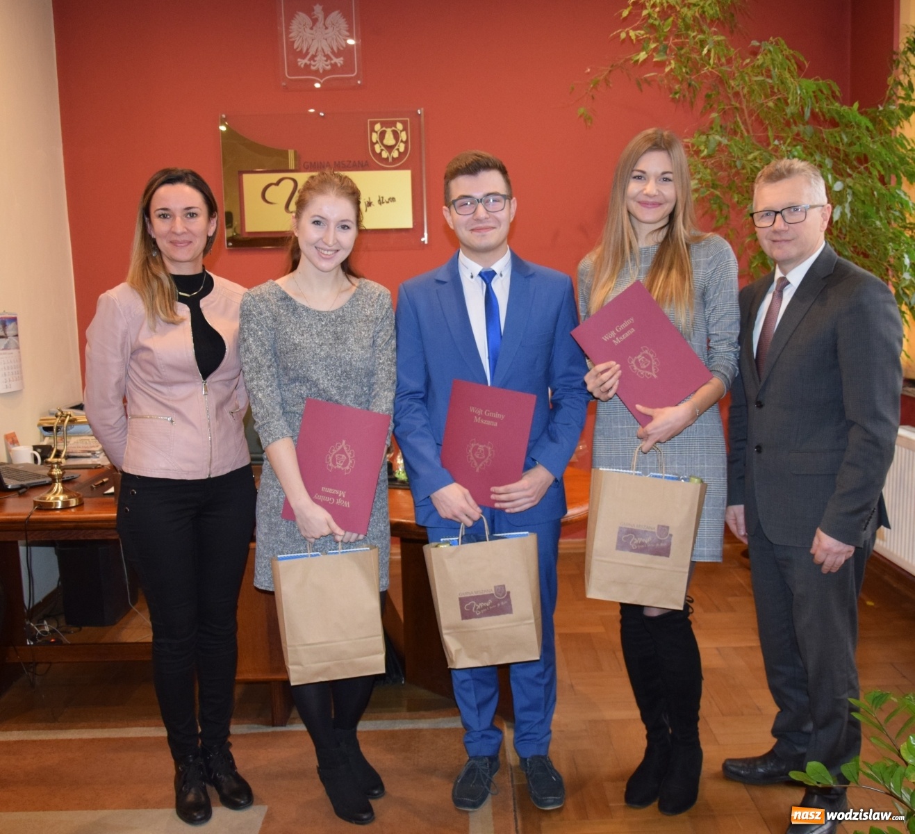 Zdjęcie w galerii na portalu naszwodzislaw.com: Wójt Mszany przyznał stypendia najlepszym studentom wiadomości z regionu