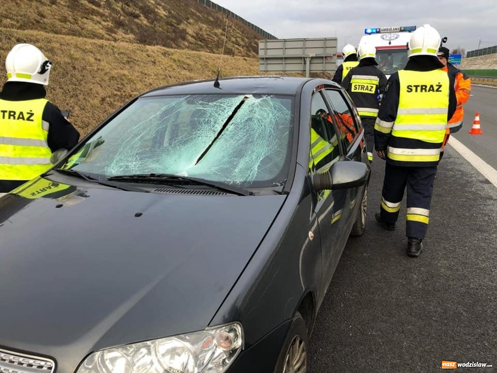 Zdjęcie w galerii na portalu naszwodzislaw.com: Tafla lodu jak przecinak! Groźne zdarzenie na A1  wiadomości z regionu