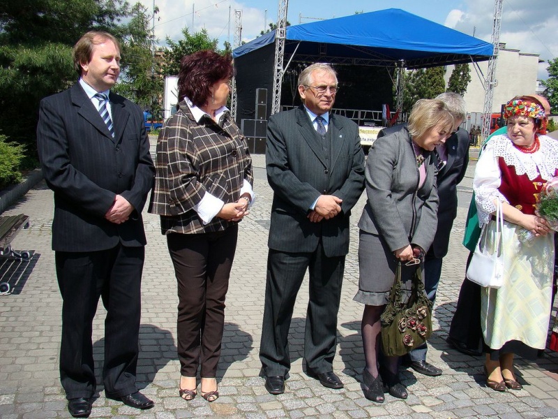 Zdjęcie w galerii na portalu naszwodzislaw.com: Flaga Polski i laska skautowska wiadomości z regionu